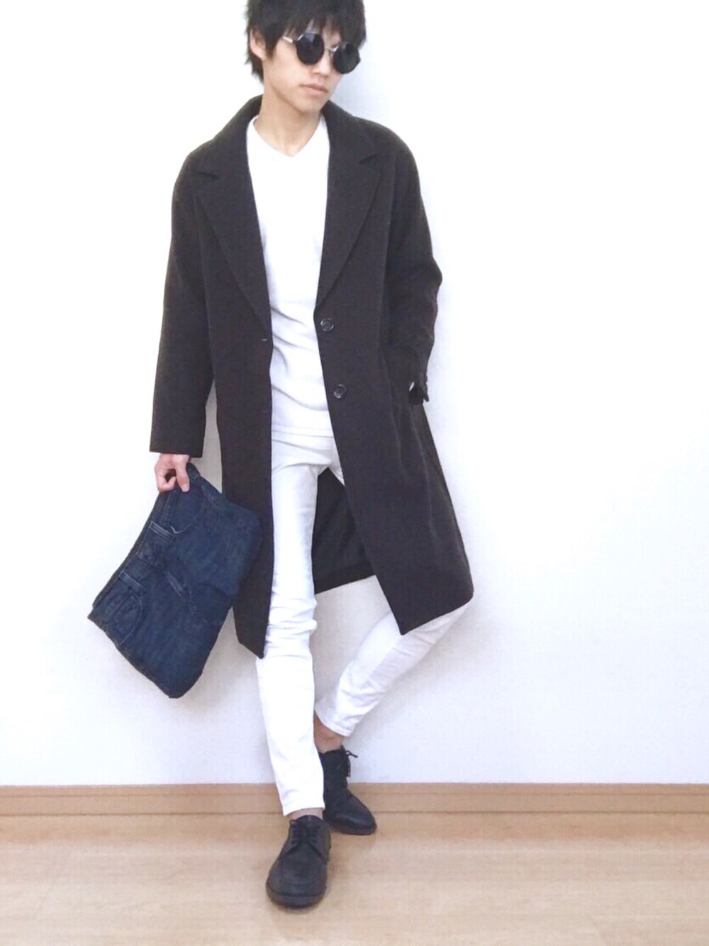 「シンプルコーデ、冬、キレイめ、白パンツ、コート、ホワイト、ホワイトコーデ、デニム、men、menswear」｜「？のアイテム（その他パンツ、ホワイト系）」を使った、りっくんさん（メンズ・169cm）の冬コーディネートの1枚目の写真