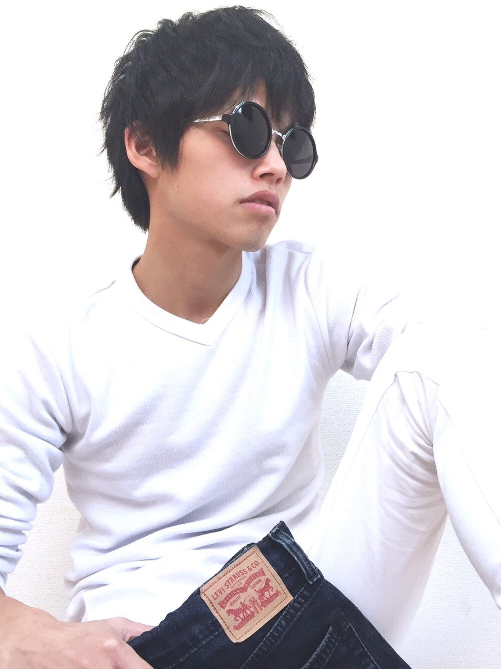 「シンプル、ホワイト、ホワイトコーデ、サングラス、白パンツ、デニム、クラッチバッグ、men、menswear、boy」｜「GUのアイテム（トップス、ホワイト系）」を使った、りっくんさん（メンズ・169cm）の冬コーディネートの1枚目の写真