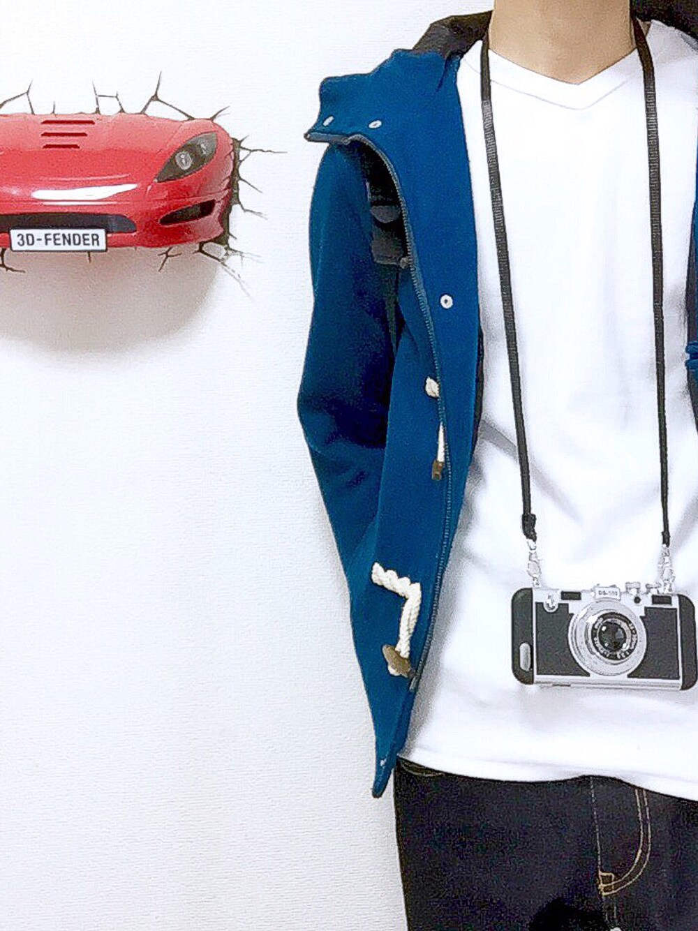 「デニムパンツ、ダッフルコート、デニム、カメラ、カジュアル、カジュアルコーデ、青、LEDライト、車、コート」｜「？？のアイテム（その他、レッド系）」を使った、りっくんさん（メンズ・169cm）の冬コーディネートの1枚目の写真