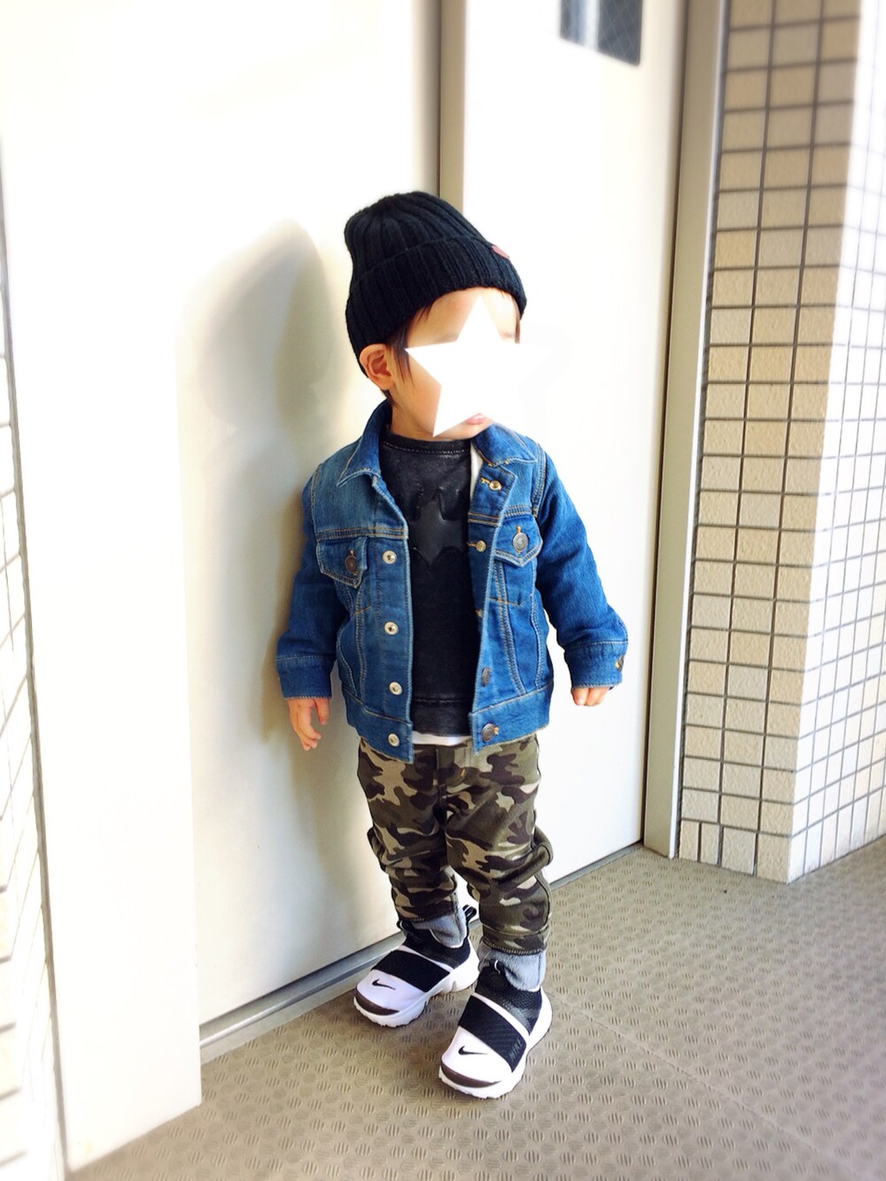 「ジージャン、カモフラ、ニット帽、男の子コーデ、1歳6ヶ月」｜「Ampersandの無地ニット帽（ニットキャップ/ビーニー、ブラック系）」を使った、mzkさん（キッズ・80cm）の秋コーディネートの1枚目の写真
