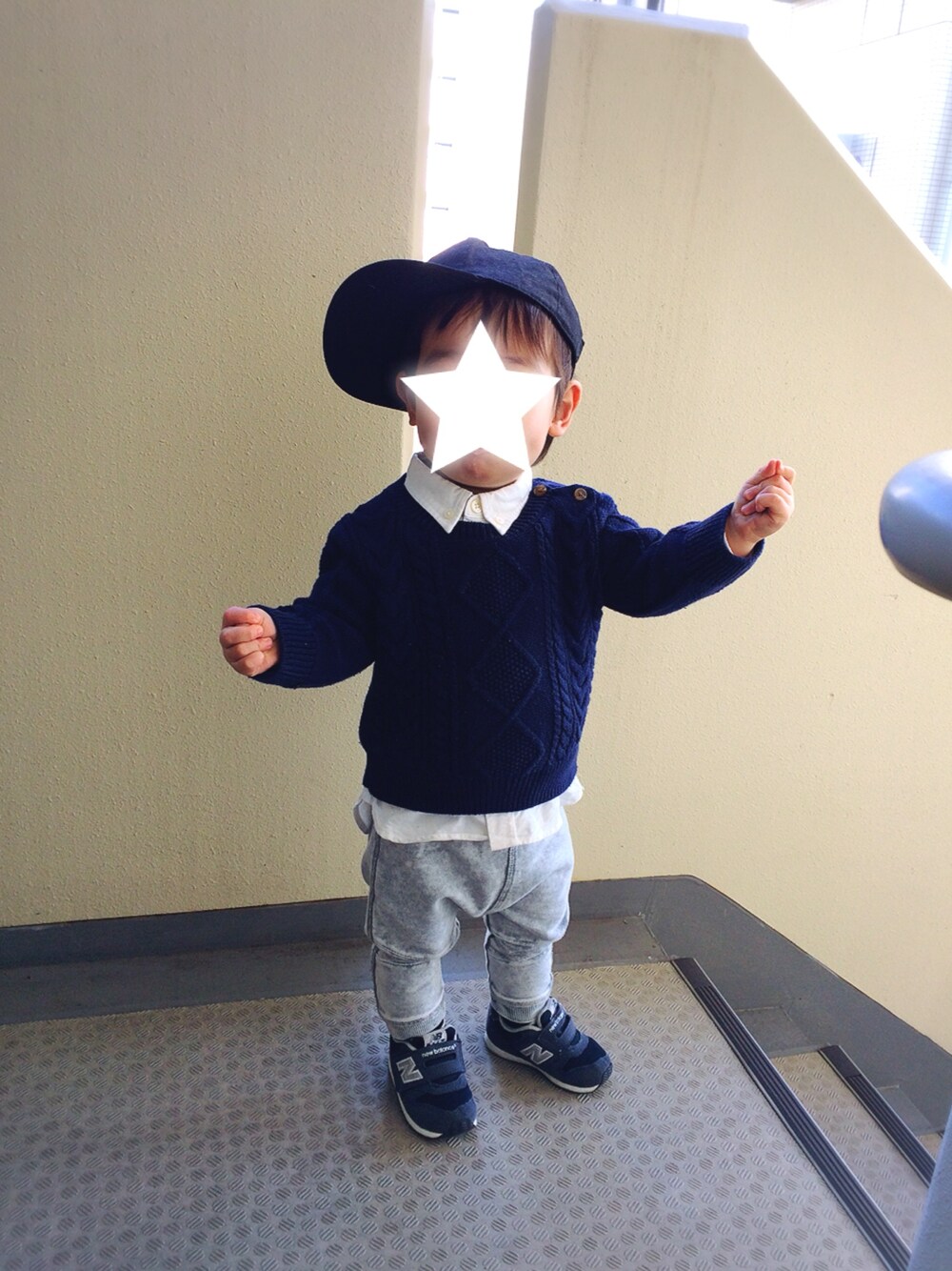 「キャップ、男の子コーデ、白シャツ、レイヤードスタイル、サルエルパンツ、プチプラ、1歳6ヶ月、ケーブルニット」｜「GLOBAL WORKの【キッズ】ベースボールCAP/766974（キャップ、ブラック系）」を使った、mzkさん（キッズ・80cm）の秋コーディネートの1枚目の写真