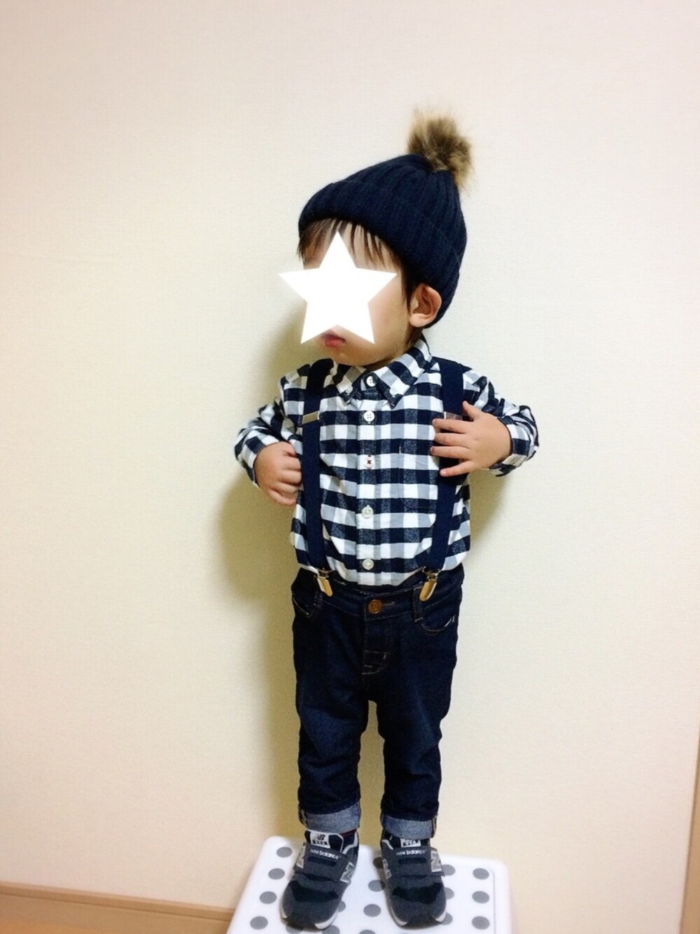 「ニット帽、ダイソー、サスペンダー、ギンガムチェック、男の子コーデ、1歳6ヶ月」｜「DAISOのアイテム（ニットキャップ/ビーニー、ブルー系）」を使った、mzkさん（キッズ・80cm）の冬コーディネートの1枚目の写真