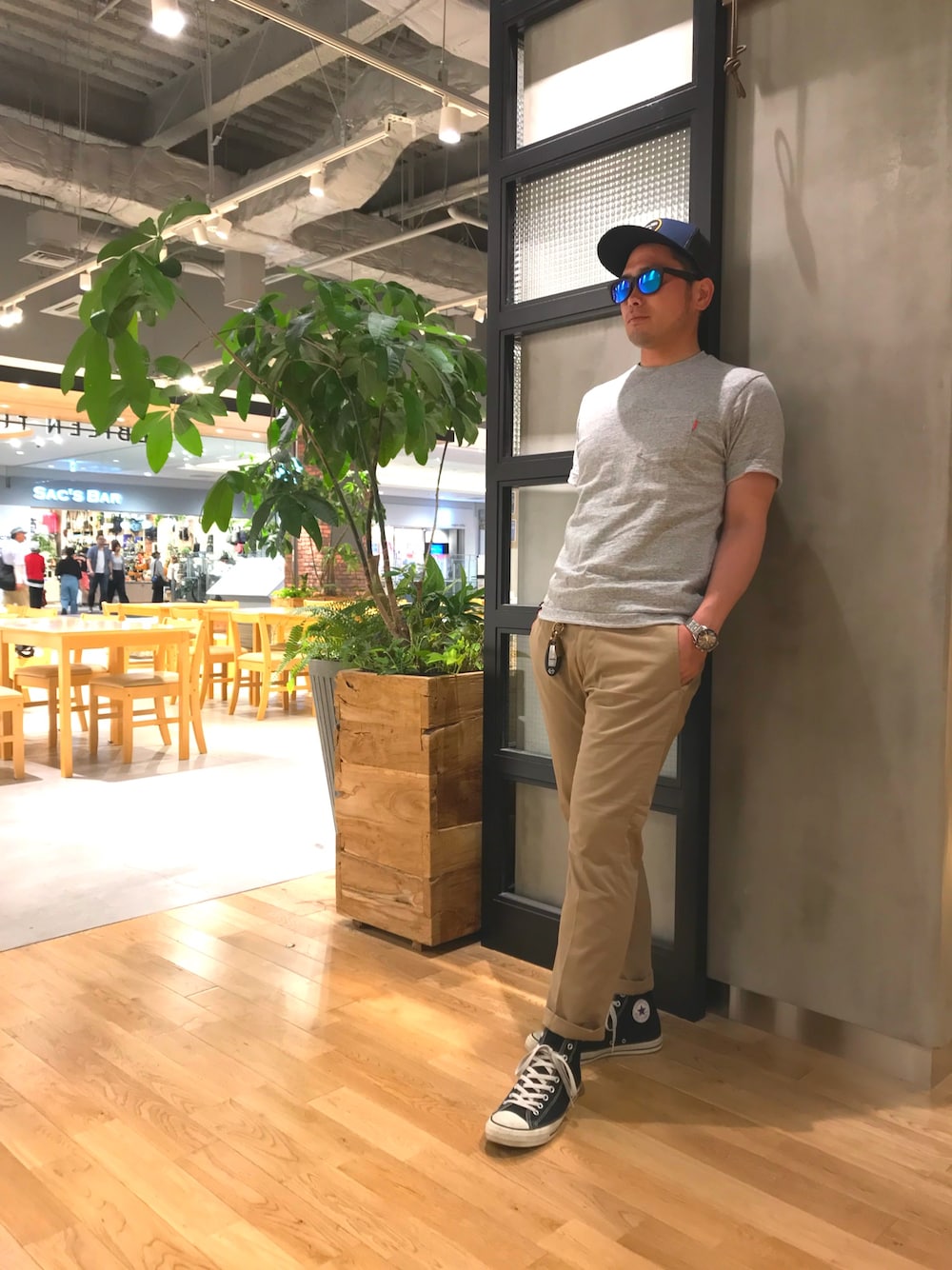 「夏、シンプルコーデ、カジュアルコーデ、ポケットＴシャツ、クロップドパンツ、ハイカットスニーカー、オールスター、休日スタイル、キャップ、サングラス」｜「BRIXTONのアイテム（キャップ、ブルー系）」を使った、タケウチ☆ボンバイエさん（メンズ・173cm）の夏コーディネートの1枚目の写真
