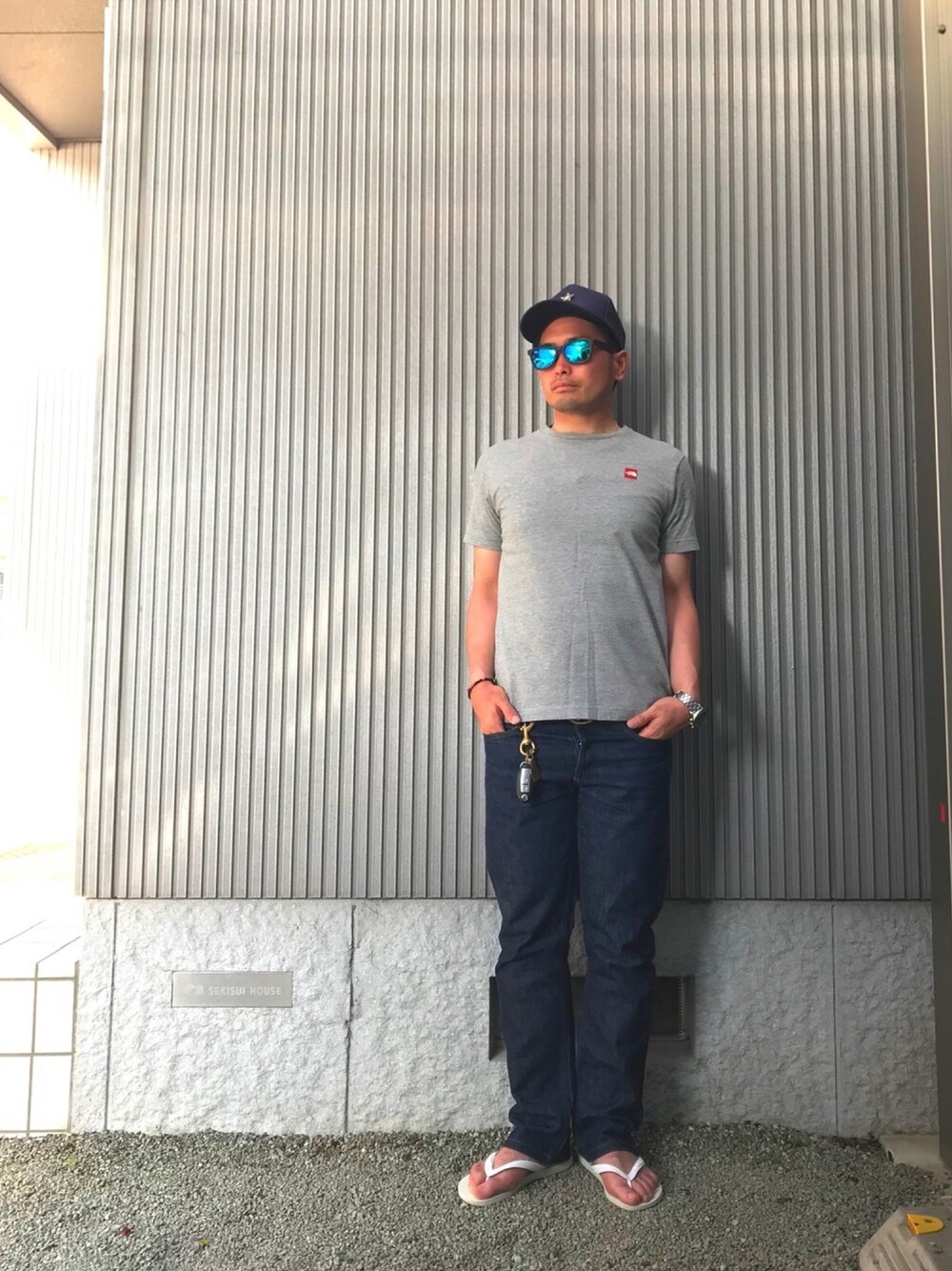 「シンプル、シンプルコーデ、夏コーデ、カジュアルコーデ、キャップ、ビーチサンダル、A.P.C.、デニム、デニムパンツ、経年変化」｜「rehacerの【直営限定】Flower Twinkle Mesh Cap on OTTO CAP（キャップ、ブルー系）」を使った、タケウチ☆ボンバイエさん（メンズ・173cm）の夏コーディネートの1枚目の写真