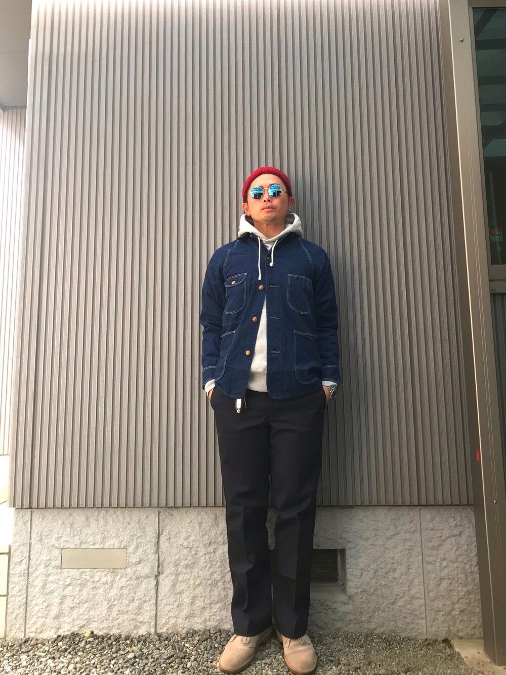 「シンプル、春コーデ、シンプルコーデ、カジュアルコーデ、カバーオール、デニム、パーカー、ワーク、レディーガガ、誕生日」｜「NANO universeの:畦ワッチ（ニットキャップ/ビーニー、レッド系）」を使った、タケウチ☆ボンバイエさん（メンズ・173cm）の春コーディネートの1枚目の写真