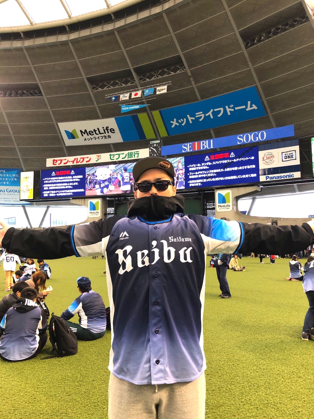 「埼玉西武ライオンズ、平成最後のWEARISTAセンバツ、シンプル、マウンテンパーカー、キャップ、スポーツミックス、野球観戦、ユニフォーム、スウェットパンツ、オーバーサイズ」｜「埼玉西武ライオンズ 3rdのアイテム（スポーツグッズ、ブルー系）」を使った、タケウチ☆ボンバイエさん（メンズ・173cm）の春コーディネートの1枚目の写真