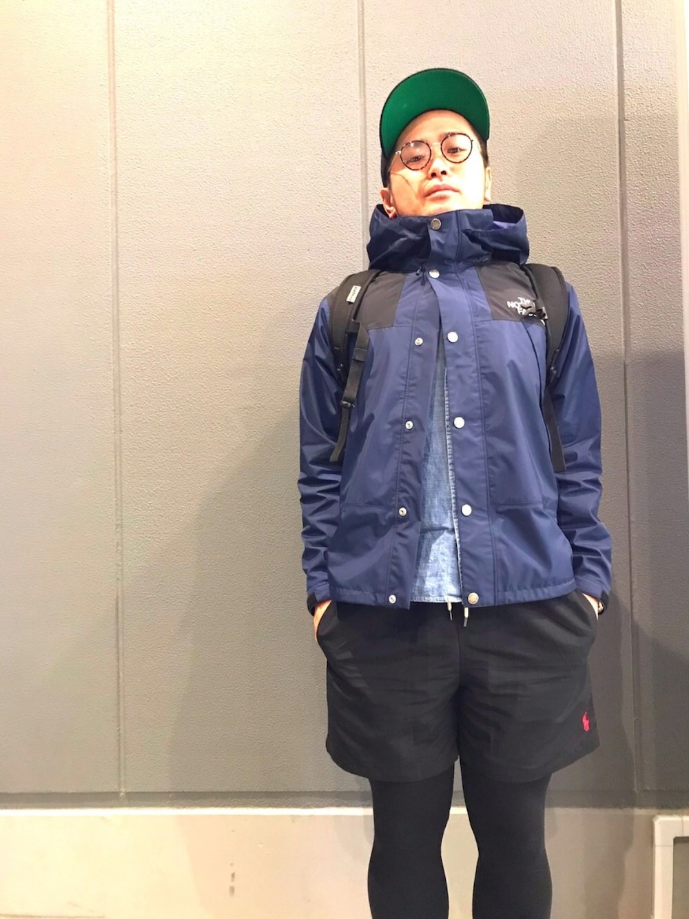 「ＧＷ、BBQ、休日スタイル、雨天、マウンテンパーカー、パーカー、短パン、タイツ、キャップ、ダテメガネ」｜「NEW ERAの広島東洋カープ（キャップ、ブルー系）」を使った、タケウチ☆ボンバイエさん（メンズ・173cm）の春コーディネートの1枚目の写真
