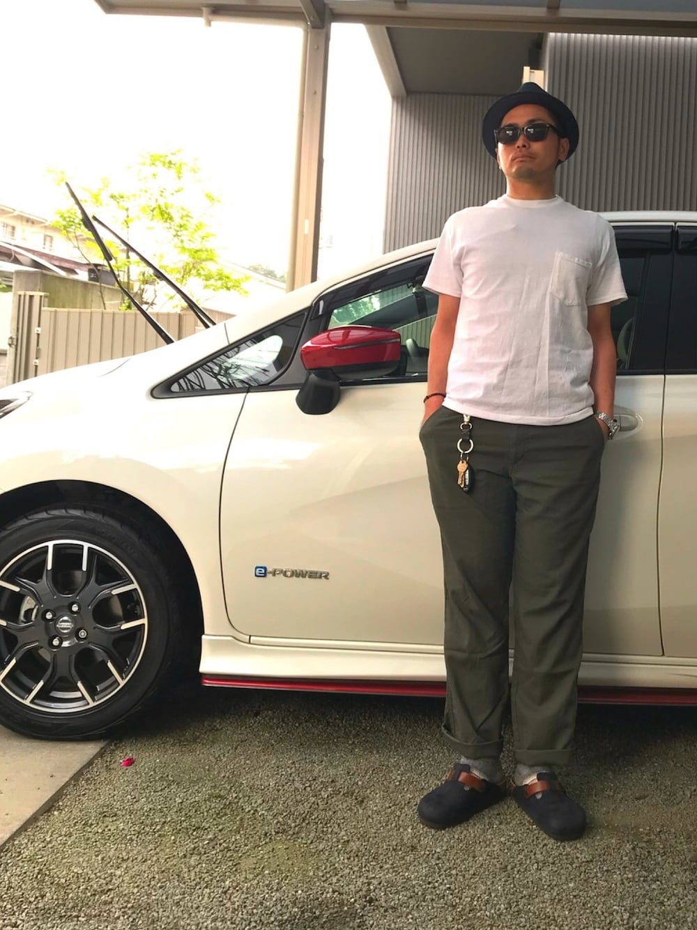 「サンダルフェス2018、サンダル、シンプルコーデ、休日コーデ、夏コーデ、ビルケンシュトック、ボストン、白Tシャツ、ポケットＴシャツ、洗車」｜「CA4LAのストローハット（ハット、ブルー系）」を使った、タケウチ☆ボンバイエさん（メンズ・173cm）の夏コーディネートの1枚目の写真