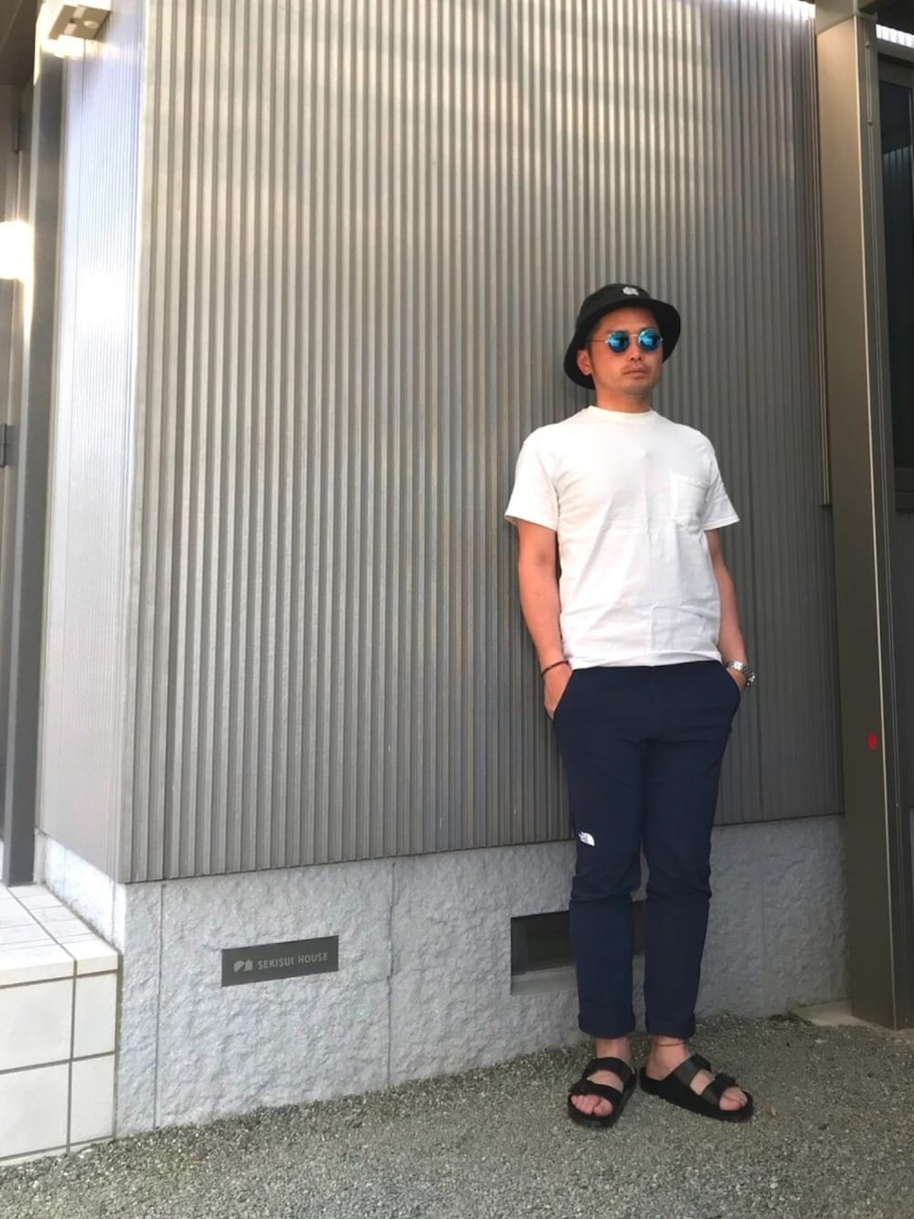 「夏コーデ、大人カジュアル、シンプルコーデ、ラフ、バケットハット、ポケットＴシャツ、白Tシャツ、アルパイン ライト パンツ、ラクチンコーデ、サングラス」｜「BIRKENSTOCKのBIRKENSTOCK ARIZONA EVA(ビルケンシュトック　アリゾナ　EVA)（サンダル、ブラック系）」を使った、タケウチ☆ボンバイエさん（メンズ・173cm）の春コーディネートの1枚目の写真