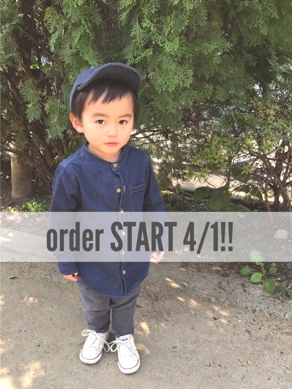 ブルー系のシャツ/ブラウス、ブルー系のその他パンツ、ホワイト系のスニーカーを着用したキッズの春コーディネートの1枚目の写真