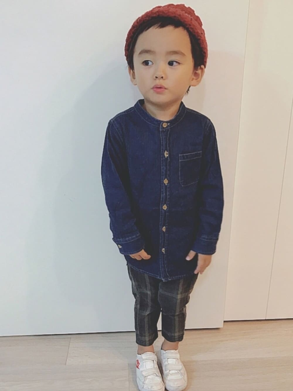 ブルー系のシャツ/ブラウス、その他のパンツ、その他のニットキャップ/ビーニーを着用したキッズの秋コーディネートの1枚目の写真