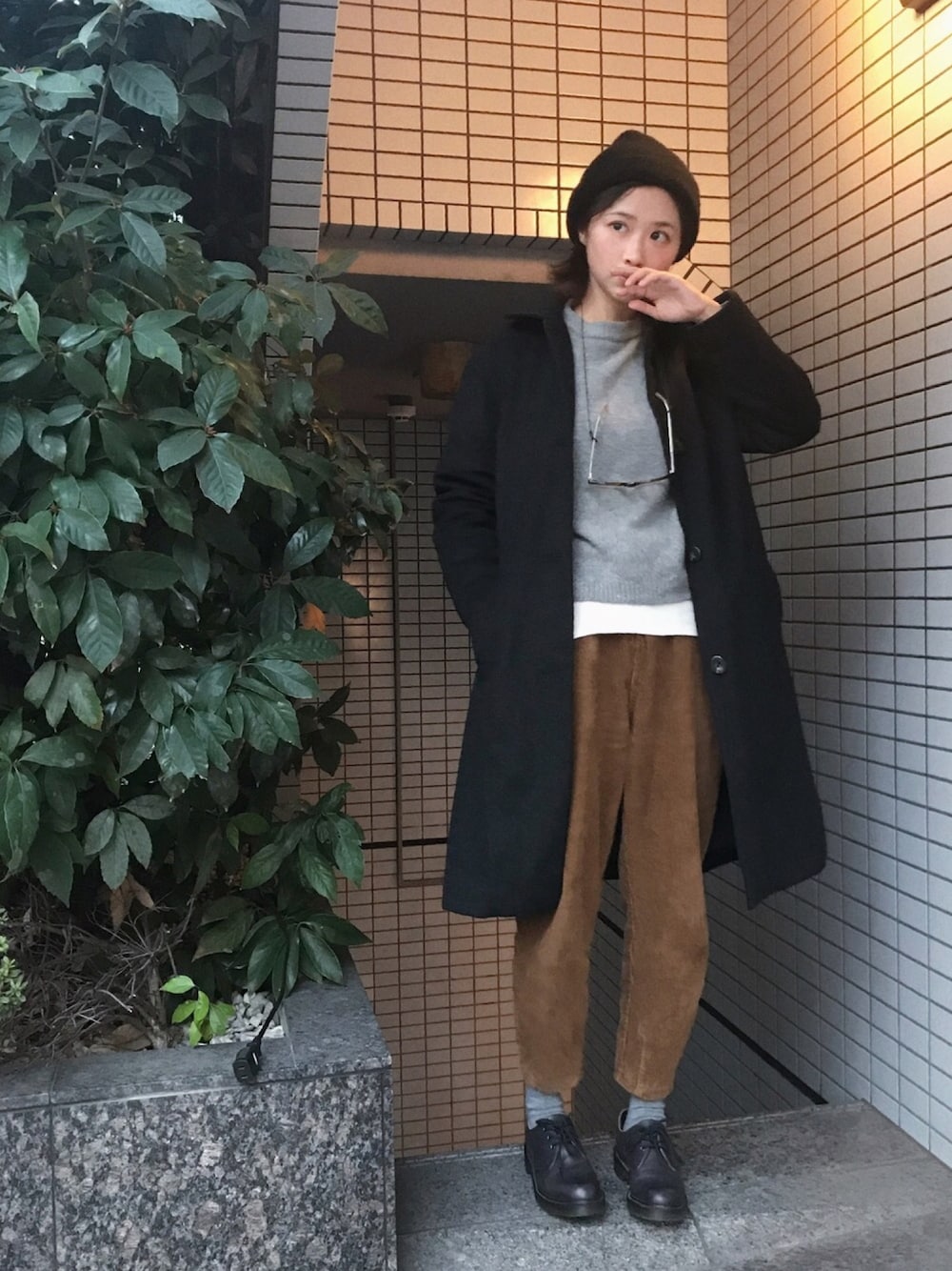 「KBFのKBF+ ワイドショートニット（ニット/セーター、グレー系）」を使った、dakiさん（レディース・160cm）の冬コーディネートの1枚目の写真
