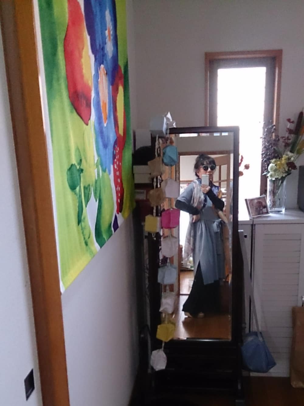 ブルー系のワンピース、ブラック系のTシャツ/カットソーを着用したレディースの春コーディネートの1枚目の写真