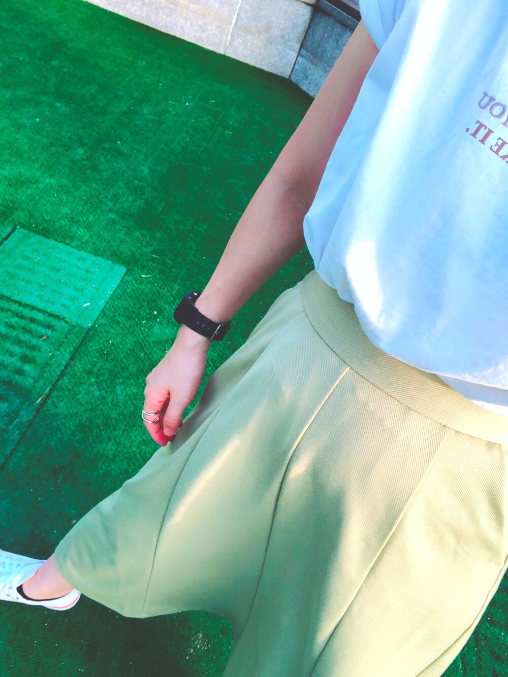 「SPINNSのアイテム（Tシャツ/カットソー、ホワイト系）」を使った、nico☺︎さん（レディース・158cm）の秋コーディネートの1枚目の写真