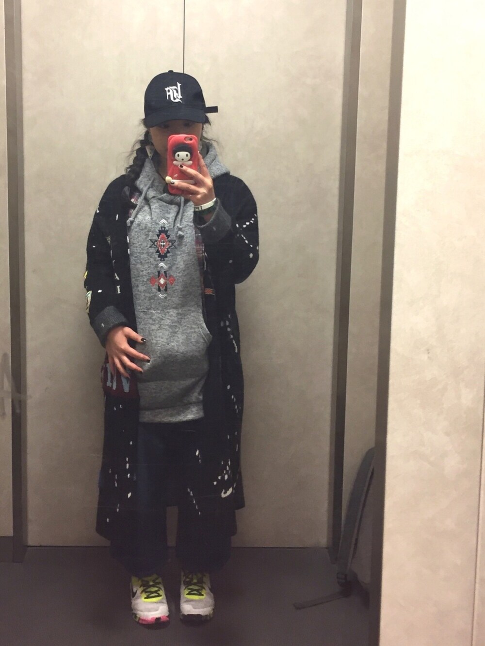 「1FINGER、FUNFINGER、ライブ、1F CAP、BOWピアス、群馬、だるだる、三つ編み」｜「NAILS UNIQUEのアイテム（ハンドケア/ハンドクリーム、ブラック系）」を使った、多分、夜風。さん（レディース・151cm）の冬コーディネートの1枚目の写真