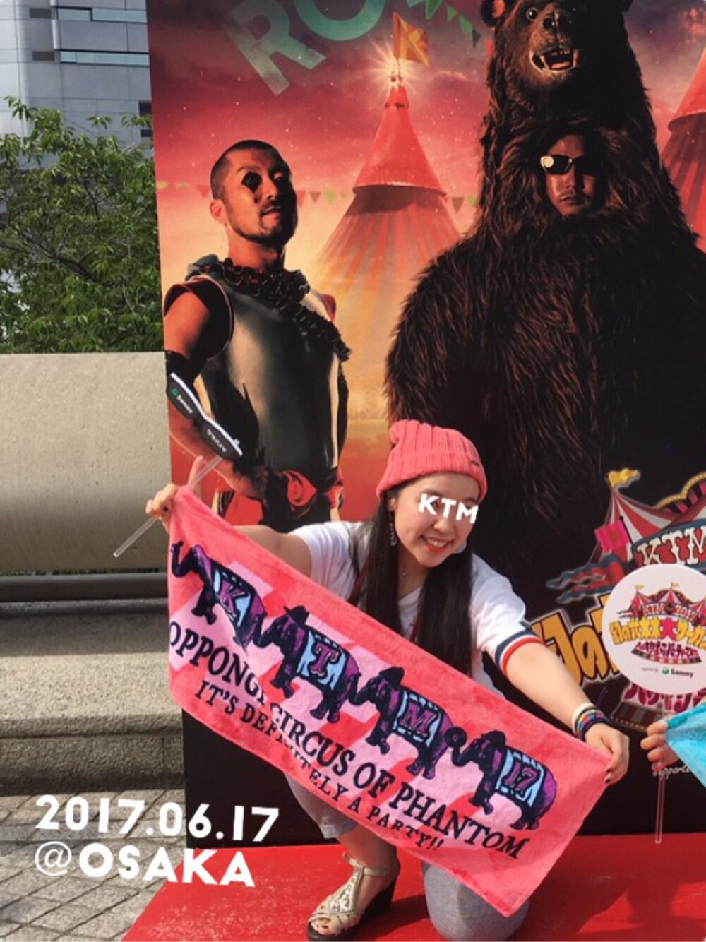 その他のTシャツ/カットソー、グレー系のパンツ、ピンク系のニットキャップ/ビーニーを着用したレディースの夏コーディネートの1枚目の写真