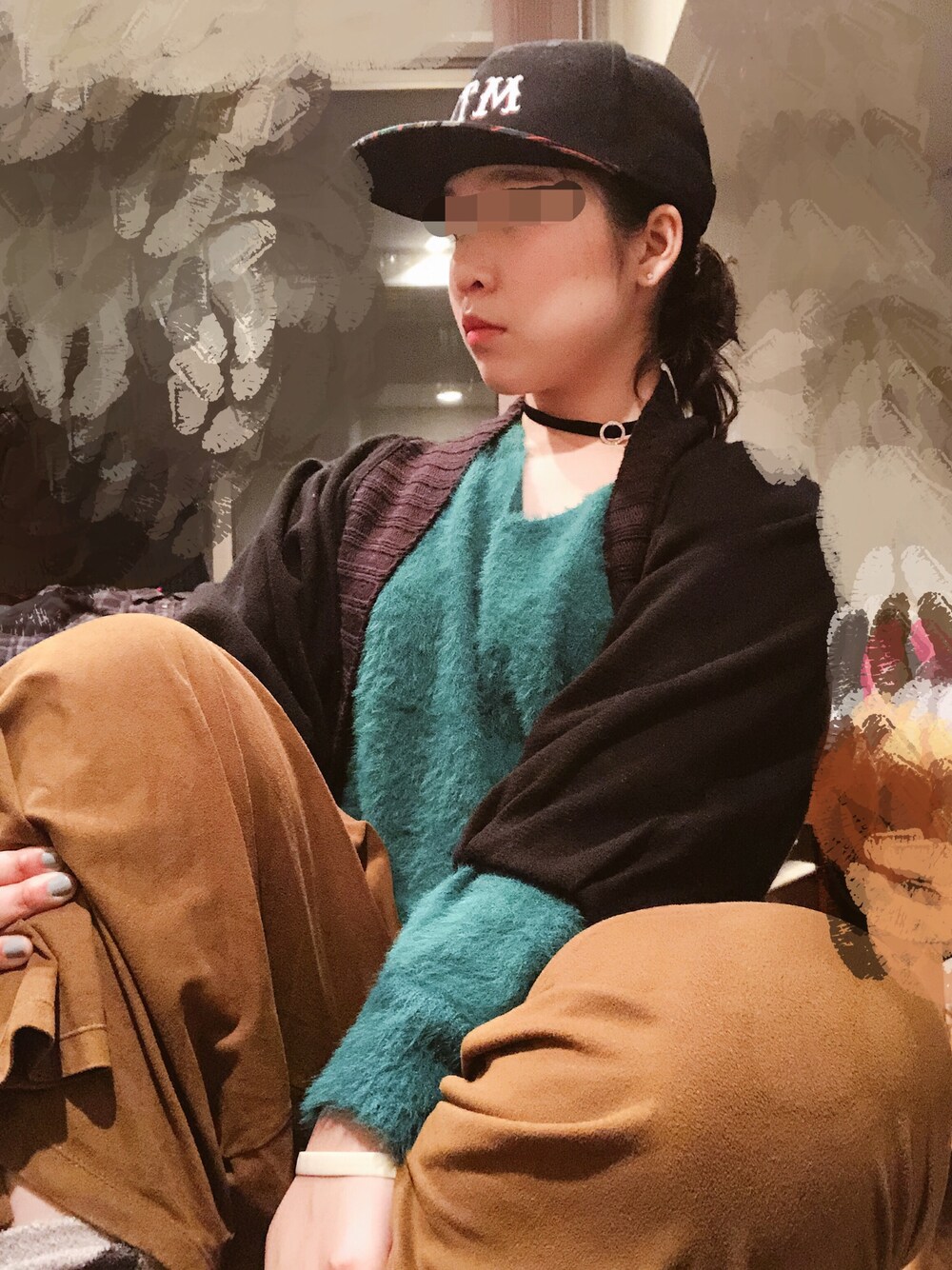 グリーン系のニット/セーター、ベージュ系のパンツ、ブラック系のキャップを着用したレディースの秋コーディネートの1枚目の写真