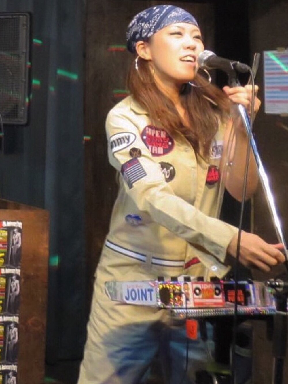 「90’s、トミーヒルフィガー、トミーヒルフィガー(TOMMY HILFIGER)、ジャンプスーツ、aaliyah、TLC、フープピアス」｜「TOMMY HILFIGERのアイテム（つなぎ/オールインワン、ベージュ系）」を使った、WODDYFUNKさん（レディース・154cm）の春コーディネートの1枚目の写真