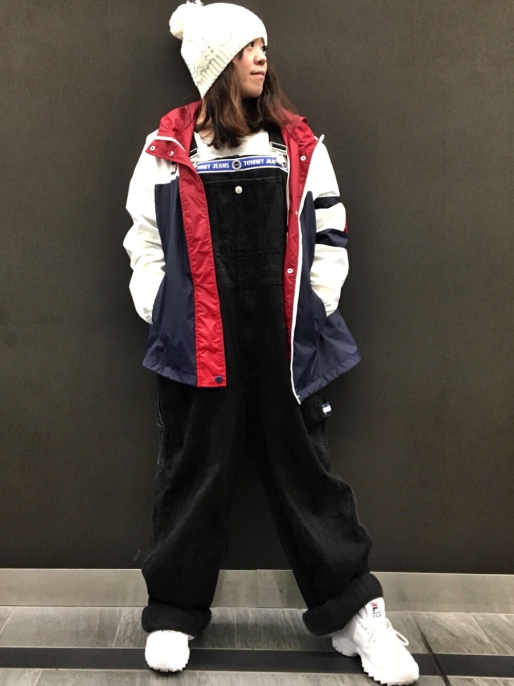 「カジュアルコーデ、ラフ、スニーカー、ニット帽、オーバーオール、ミッキー、ミッキーT、フィラ、トミーヒルフィガー、サロペット」｜「安室奈美恵のアイテム（ニットキャップ/ビーニー、ホワイト系）」を使った、WODDYFUNKさん（レディース・154cm）の春コーディネートの1枚目の写真