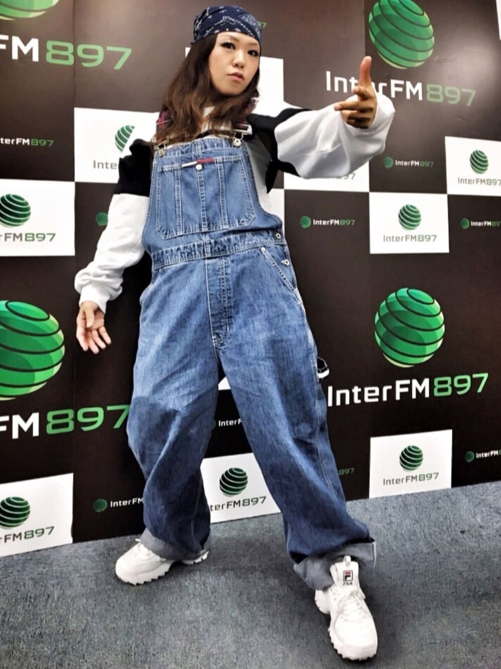 「スポーツミックス、スニーカーコーデ、デニム、古着MIX、トミーヒルフィガー、FILA、バンダナ、90’s、サロペット、ストリート服が好き」｜「TOMMY HILFIGERのアイテム（その他ヘアアクセサリー、ブルー系）」を使った、WODDYFUNKさん（レディース・154cm）の春コーディネートの1枚目の写真