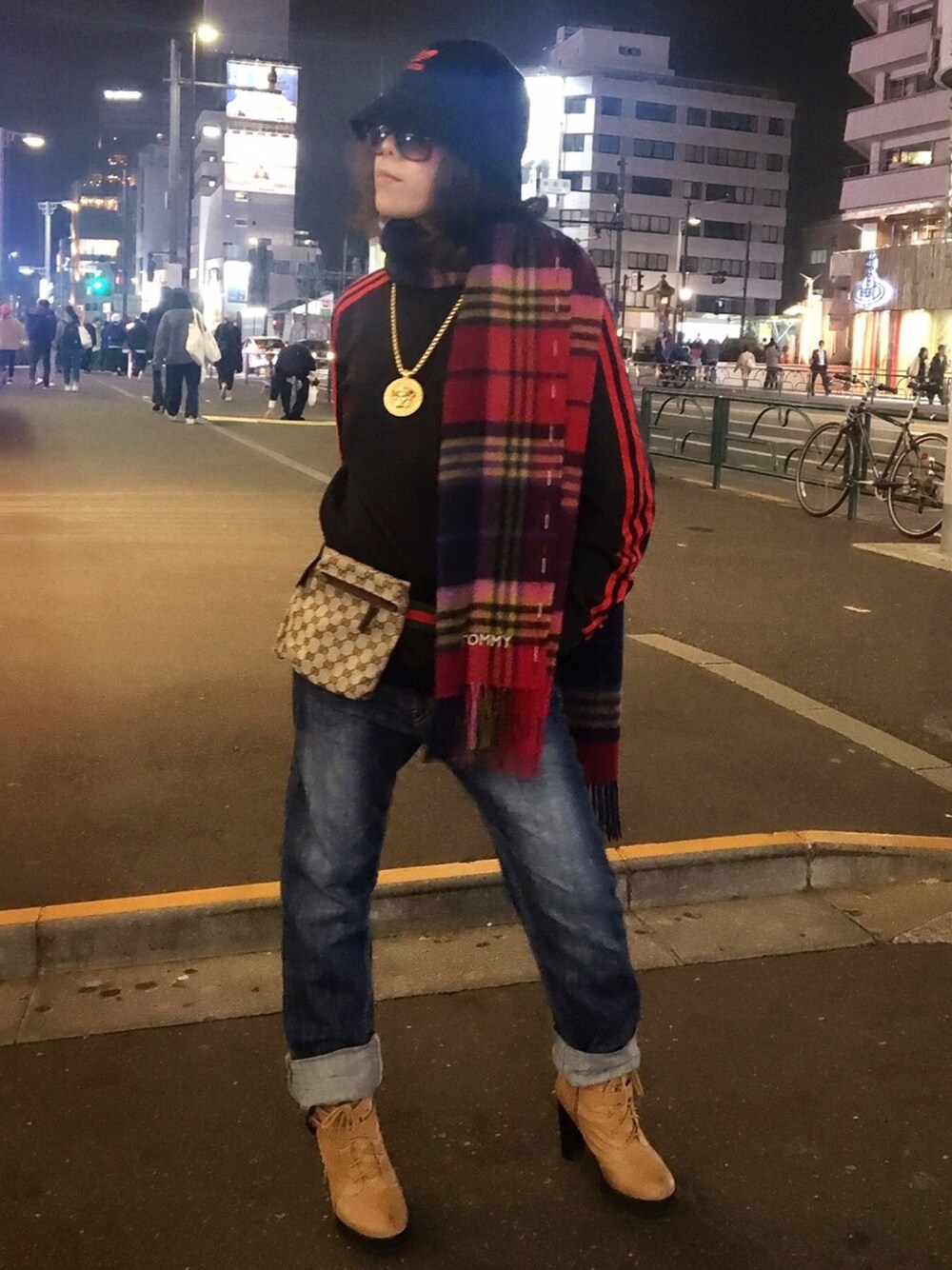 「秋コーデ、パンツスタイル、デニムパンツ、black、ストリート、ストリートMIX、スポーツミックス、タータンチェック、原宿、streetstyle」｜「adidasのアイテム（ハット、ブラック系）」を使った、WODDYFUNKさん（レディース・154cm）の秋コーディネートの1枚目の写真