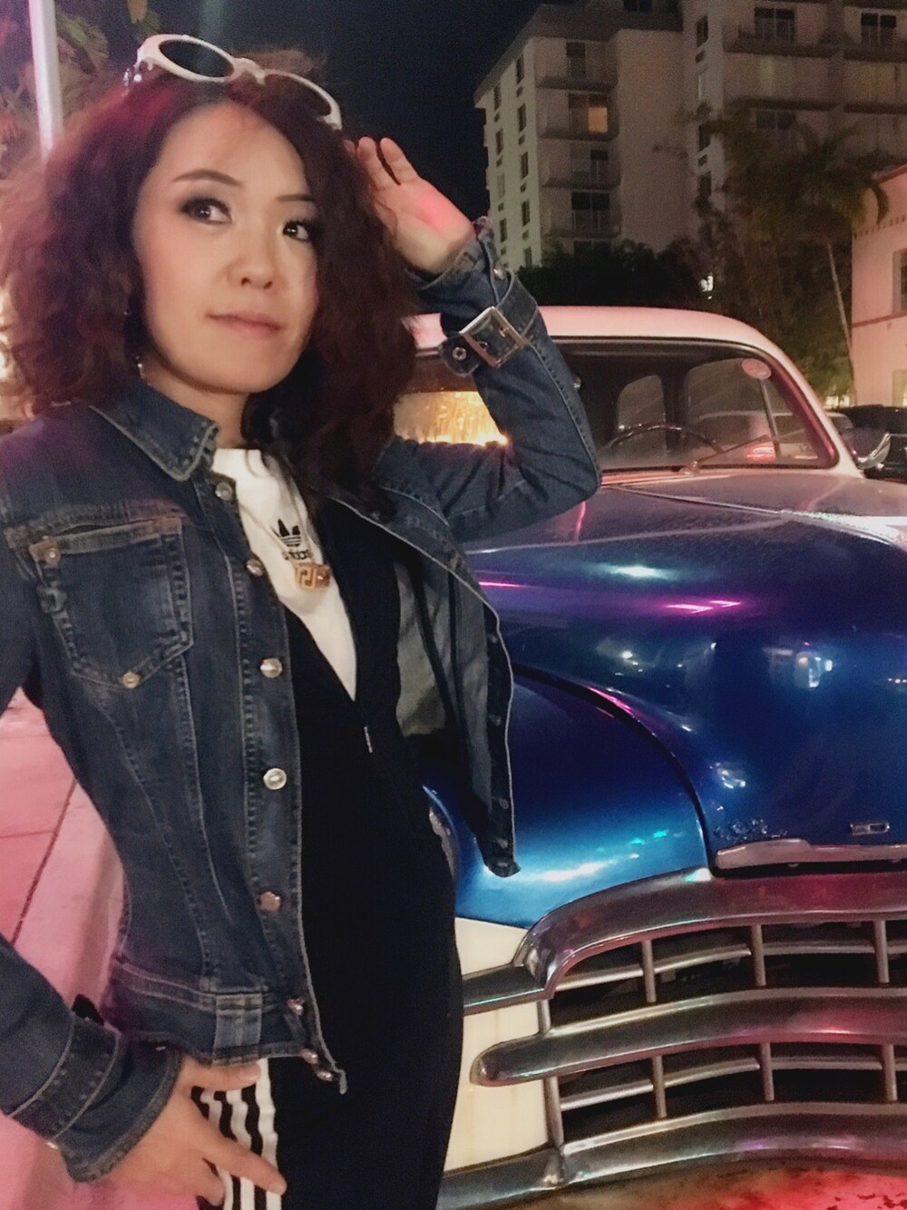 「春コーデ、シンプルコーデ、デニム、street、streetstyle、マイアミ、MIAMI」｜「VERSACEのアイテム（サングラス、ホワイト系）」を使った、WODDYFUNKさん（レディース・154cm）の春コーディネートの1枚目の写真