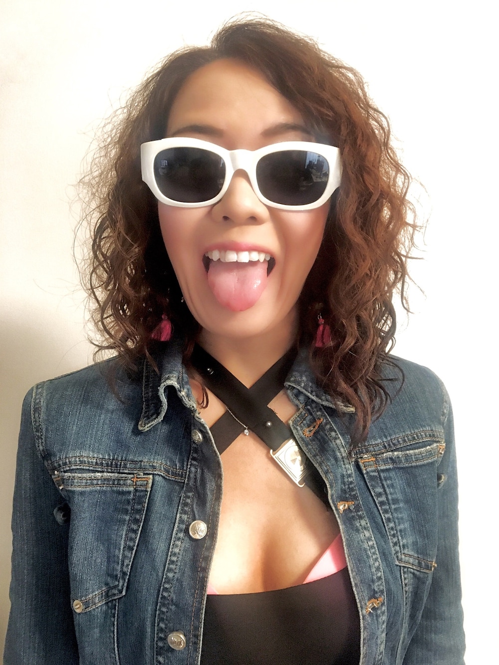 「spring、ピンク、ホワイト、street、streetstyle、HIPHOP」｜「VERSACEのアイテム（サングラス、ホワイト系）」を使った、WODDYFUNKさん（レディース・154cm）の春コーディネートの1枚目の写真