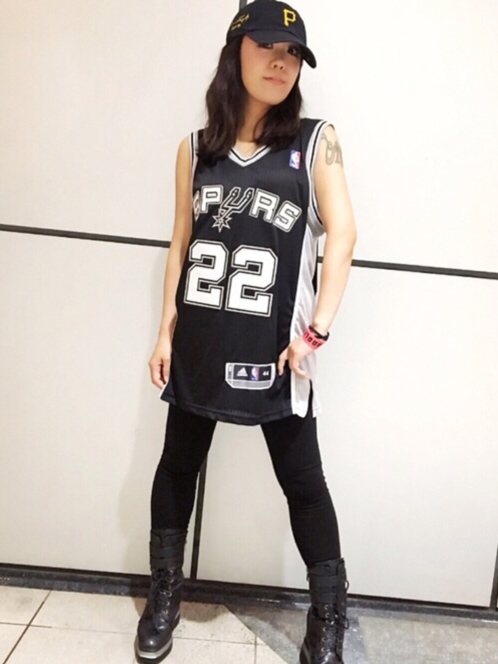 「休日スタイル、夏、黒、レギンス、アスレジャー、スポーツミックス、tattoo、street、streetstyle、パンツスタイル」｜「adidasのアイテム（ジャージ、ブラック系）」を使った、WODDYFUNKさん（レディース・154cm）の夏コーディネートの1枚目の写真