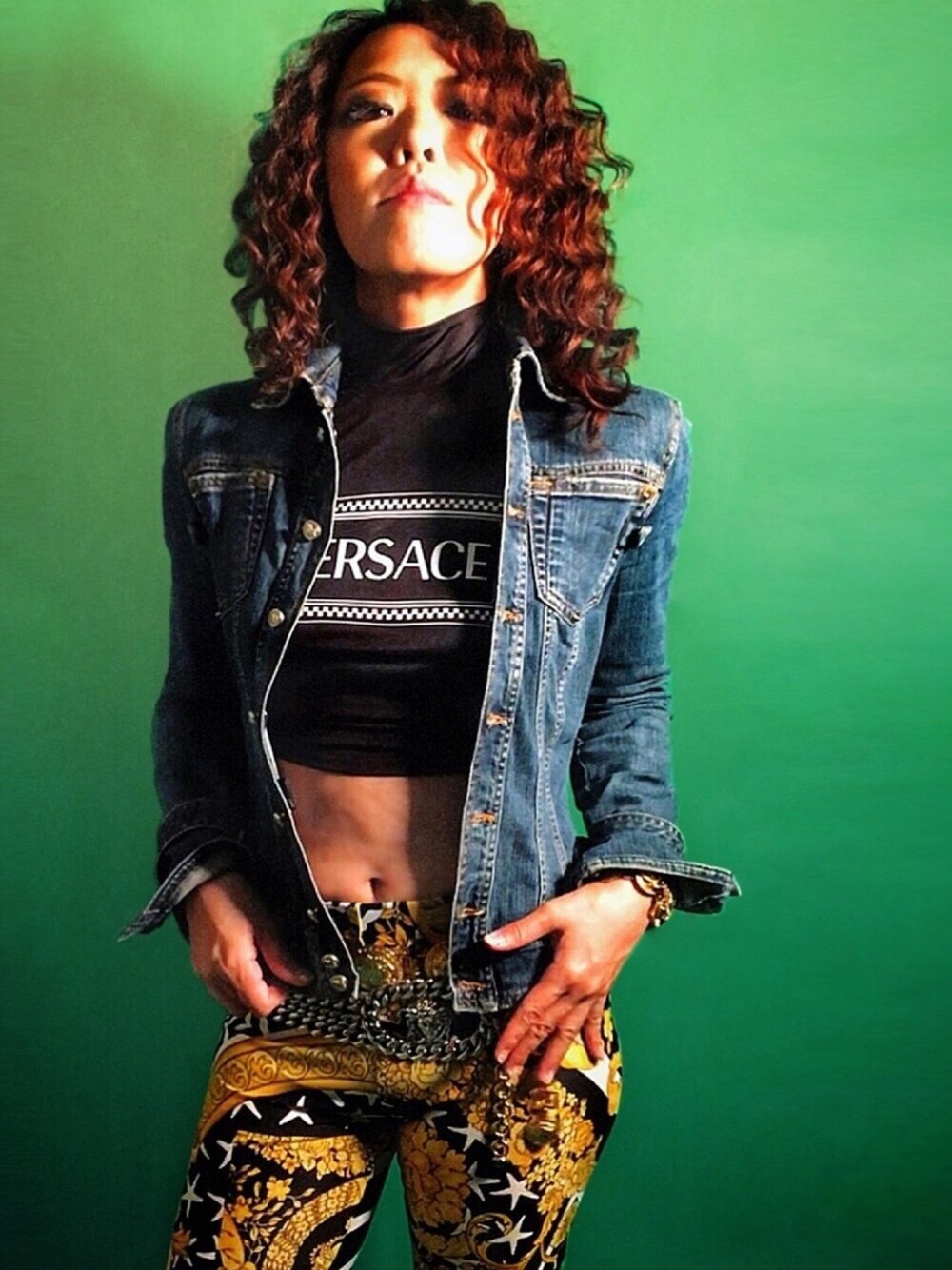 「versace、versace pre fall 2019、ヴェルサーチェ、ヴェルサーチ、baroque、HIPHOP、street、funk、ファンク、WODDYFUNK」｜「VERSACEのアイテム（デニムジャケット、ブルー系）」を使った、WODDYFUNKさん（レディース・154cm）の夏コーディネートの1枚目の写真