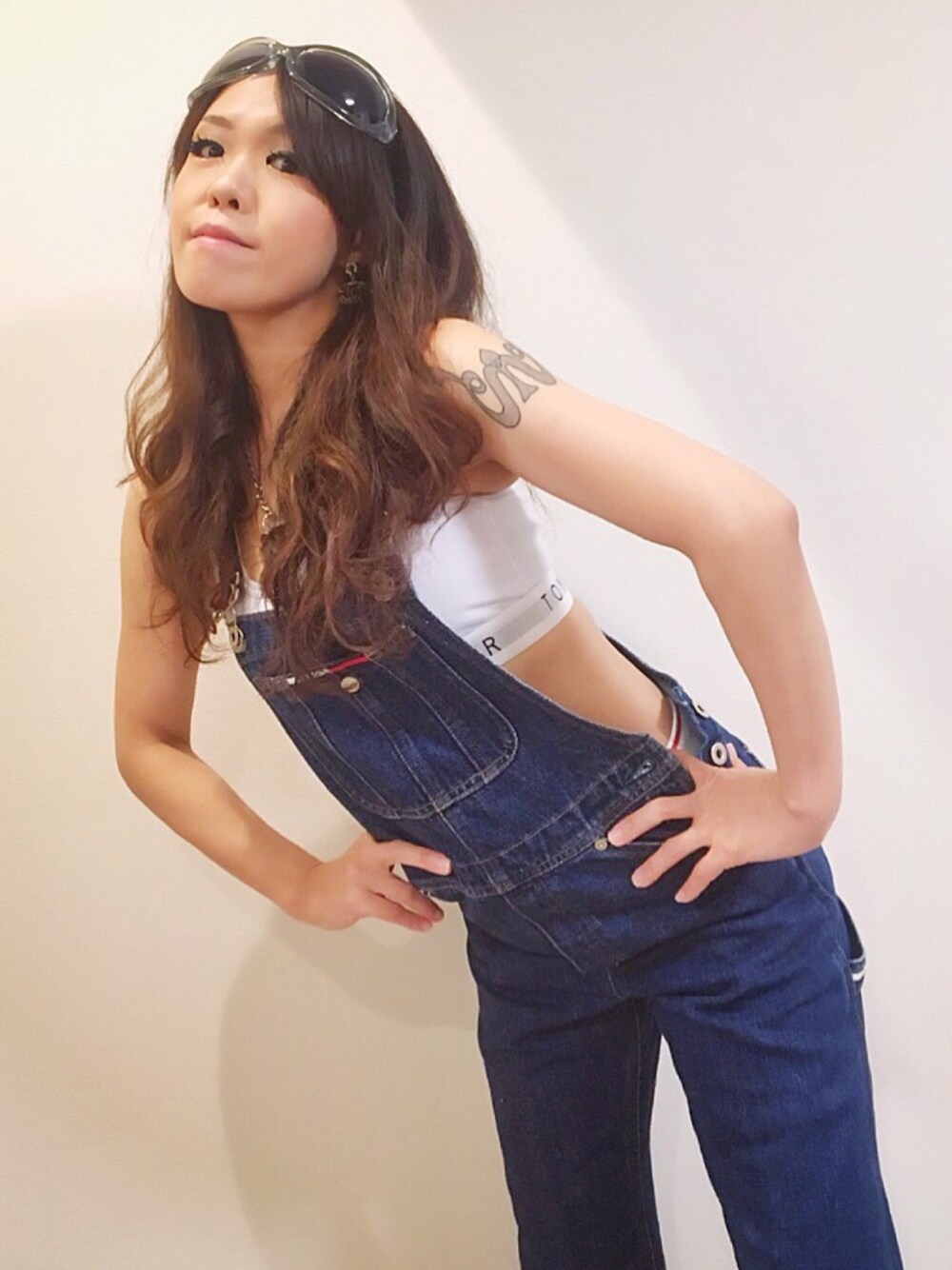 「アメカジ、90’s、tattoo、tattoogirl、タトゥー、HIPHOP、ストリート、streetstyle、ファンク、WODDYFUNK」｜「TOMMY HILFIGERのアイテム（サロペット/オーバーオール、ブルー系）」を使った、WODDYFUNKさん（レディース・154cm）の冬コーディネートの1枚目の写真
