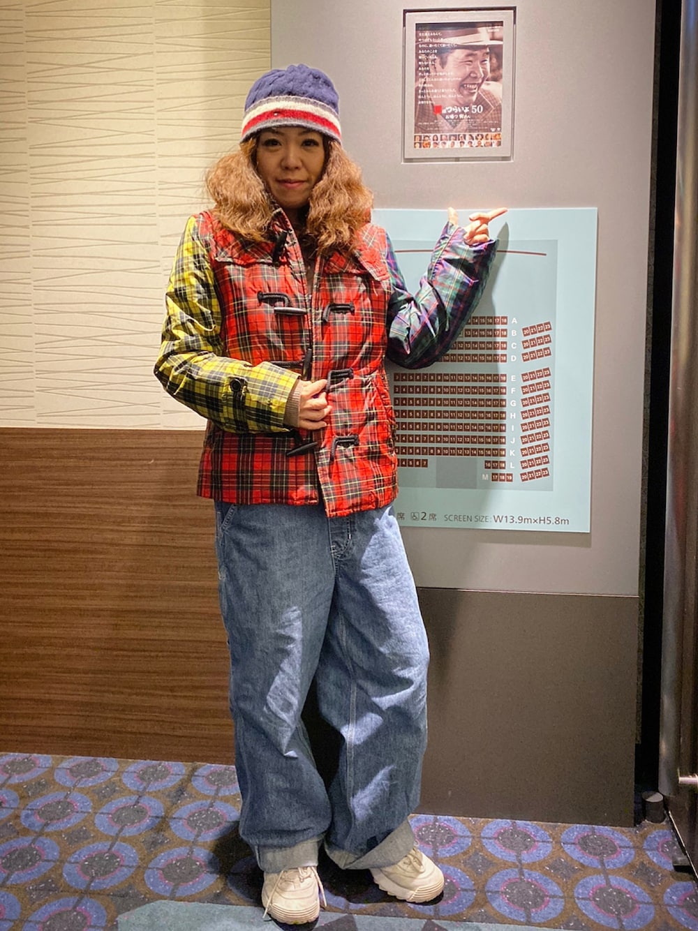 「冬のコーデ、休日スタイル、スニーカー、デニムパンツ、ダウンダッフル、street、HIPHOP、fashion killa」｜「TOMMY HILFIGERのアイテム（ニットキャップ/ビーニー、ブルー系）」を使った、WODDYFUNKさん（レディース・154cm）の冬コーディネートの1枚目の写真