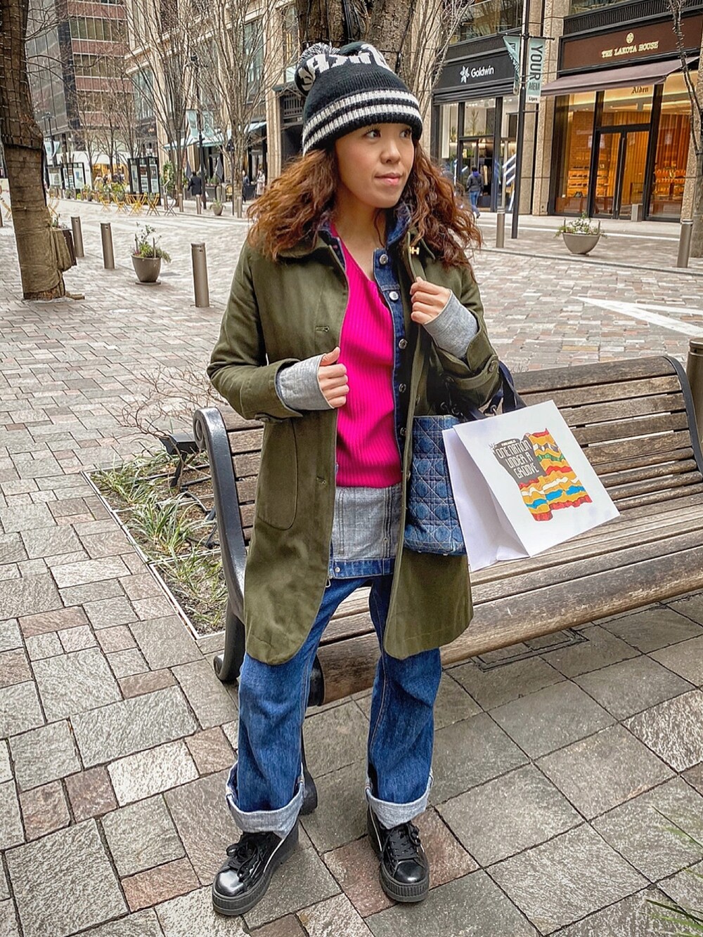 「スニーカーコーデ、ニット、デニムパンツ、コート、sacai、Funkadelic、one nation under a groove」｜「THRASHERのアイテム（ニットキャップ/ビーニー、ブラック系）」を使った、WODDYFUNKさん（レディース・154cm）の冬コーディネートの1枚目の写真