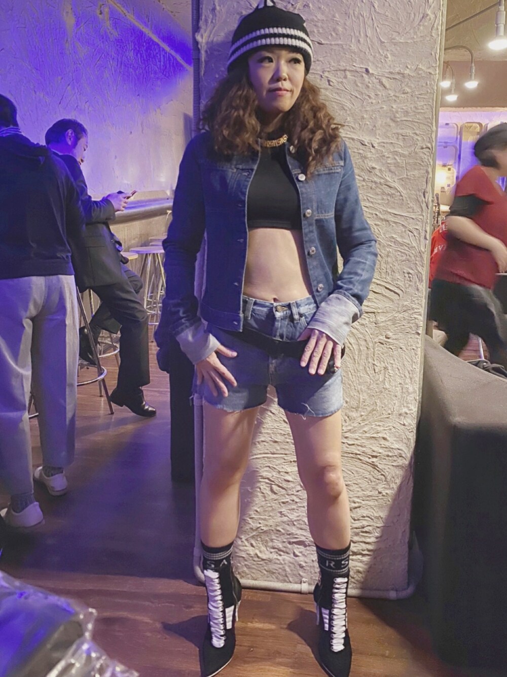 ブラック系のTシャツ/カットソー、ブルー系のデニムジャケット、ブルー系のその他パンツを着用したレディースの冬コーディネートの1枚目の写真