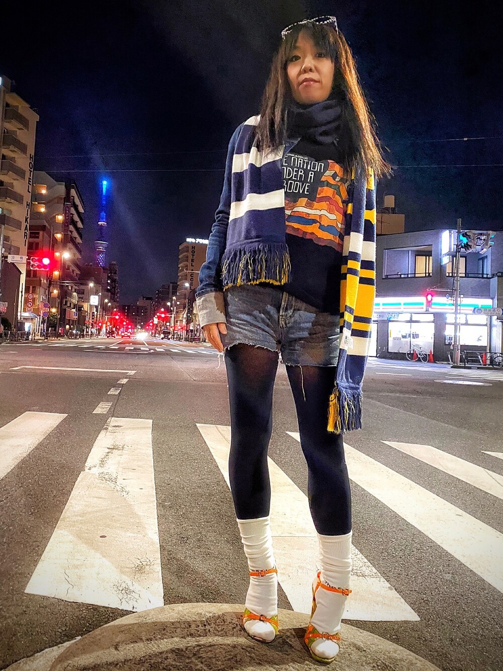「デニムパンツ、フラワー、flower、sacai、street、streetstyle、90s vintage、HELMUT LANG」｜「Saint Laurentのアイテム（サングラス、ホワイト系）」を使った、WODDYFUNKさん（レディース・154cm）の春コーディネートの1枚目の写真