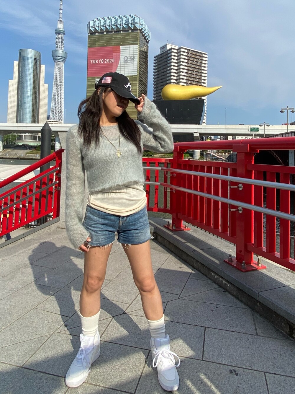 「春夏コーデ、スニーカーコーデ、白スニーカー、フィリップ・スタルク、浅草、隅田川、ストリート、HIPHOP」｜「MLBのアイテム（キャップ、ブラック系）」を使った、WODDYFUNKさん（レディース・154cm）の春コーディネートの1枚目の写真