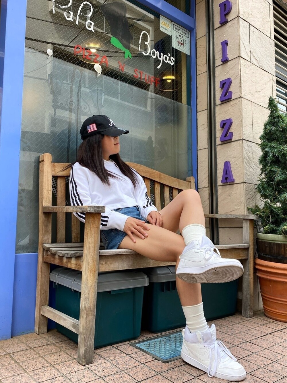 「ホワイト、スニーカー」｜「MLBのアイテム（キャップ、ブラック系）」を使った、WODDYFUNKさん（レディース・154cm）の春コーディネートの1枚目の写真