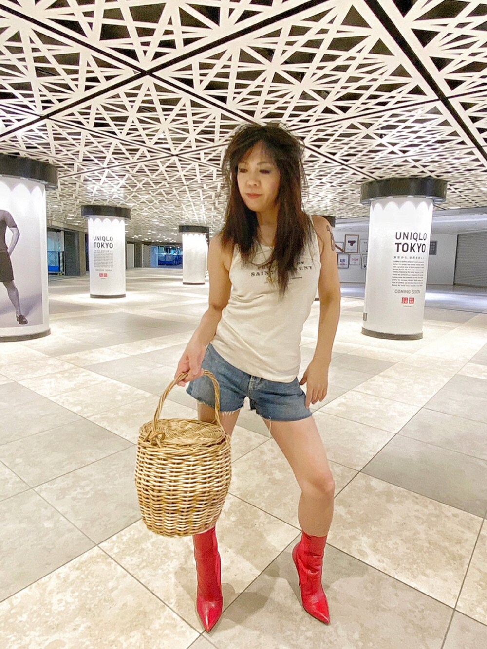 「夏、デニムコーデ、シンプル、デニムパンツ、かごバッグ、street、streetstyle、ストリート、Serge Gainsbourg、jane birkin」｜「Saint LaurentのSaint Laurent - ロゴ タンクトップ - women - ウール - S（タンクトップ、ホワイト系）」を使った、WODDYFUNKさん（レディース・154cm）の春コーディネートの1枚目の写真