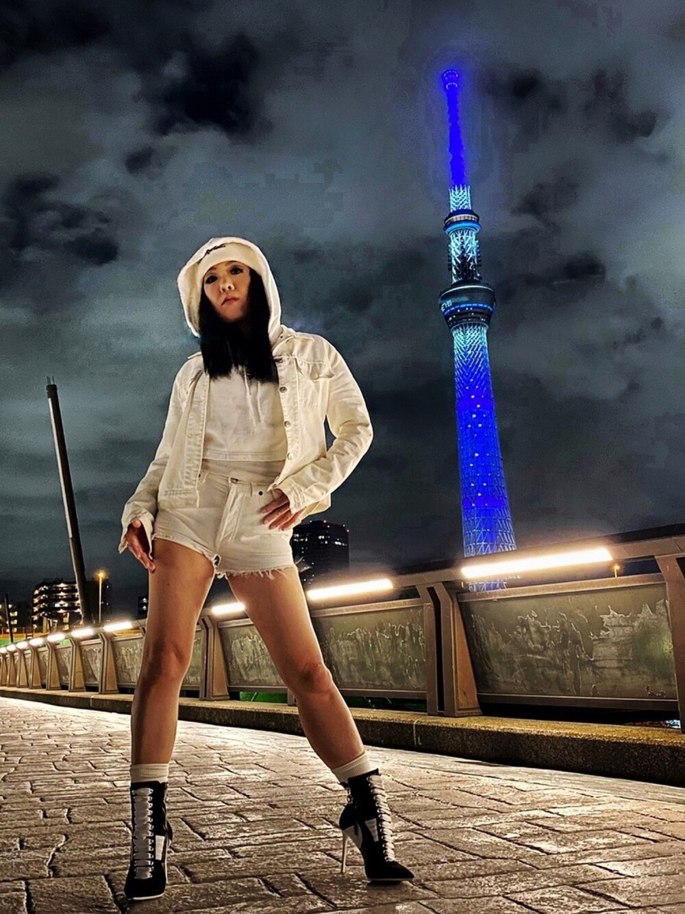 「ストリート、ホワイト、ホワイトコーデ、HIPHOP、橋の上の娘、ヴィンテージ」｜「COMME des FUCKDOWNのアイテム（ニットキャップ/ビーニー、ホワイト系）」を使った、WODDYFUNKさん（レディース・154cm）の春コーディネートの1枚目の写真