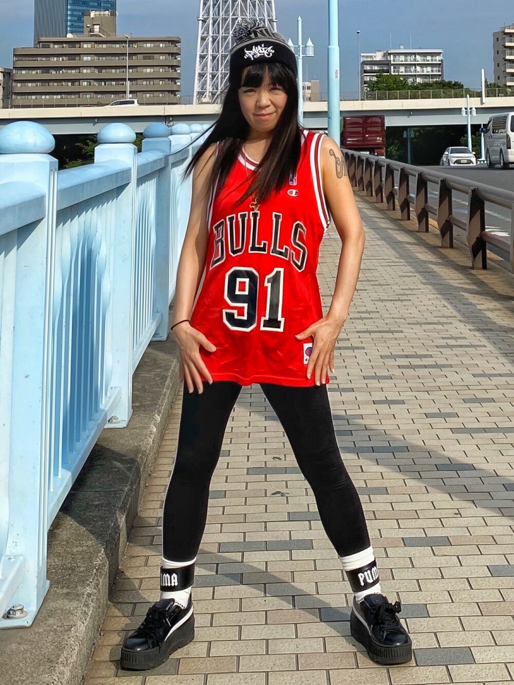 「夏コーデ、CHICAGO BULLS、パンツスタイル、スポーツミックス、ストリート、ストリートMIX、HIPHOP、street、streetstyle」｜「panic39のアイテム（ニットキャップ/ビーニー、ブラック系）」を使った、WODDYFUNKさん（レディース・155cm）の夏コーディネートの1枚目の写真