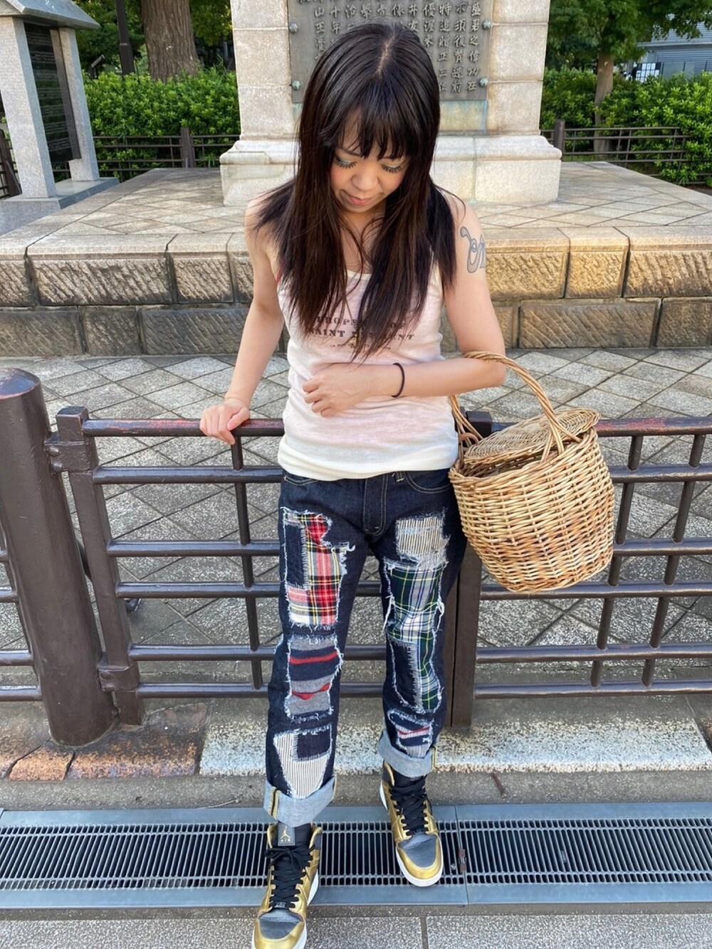 「シースルー、シンプルコーデ、スニーカーコーデ、スニーカー、シースルートップス、パッチワーク、パッチワークデニム、ストリート、streetstyle」｜「Saint LaurentのSaint Laurent - ロゴ タンクトップ - women - ウール - S（タンクトップ、ホワイト系）」を使った、WODDYFUNKさん（レディース・155cm）の夏コーディネートの1枚目の写真