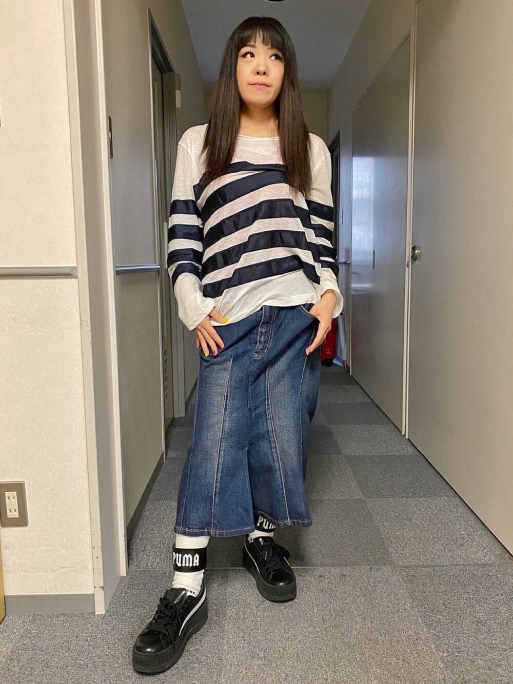 「スニーカー、ロングスカート、スニーカーコーデ、ストリート、シースルー、シースルートップス、ボーダー」｜「Sacaiのアイテム（トップス、ホワイト系）」を使った、WODDYFUNKさん（レディース・155cm）の夏コーディネートの1枚目の写真