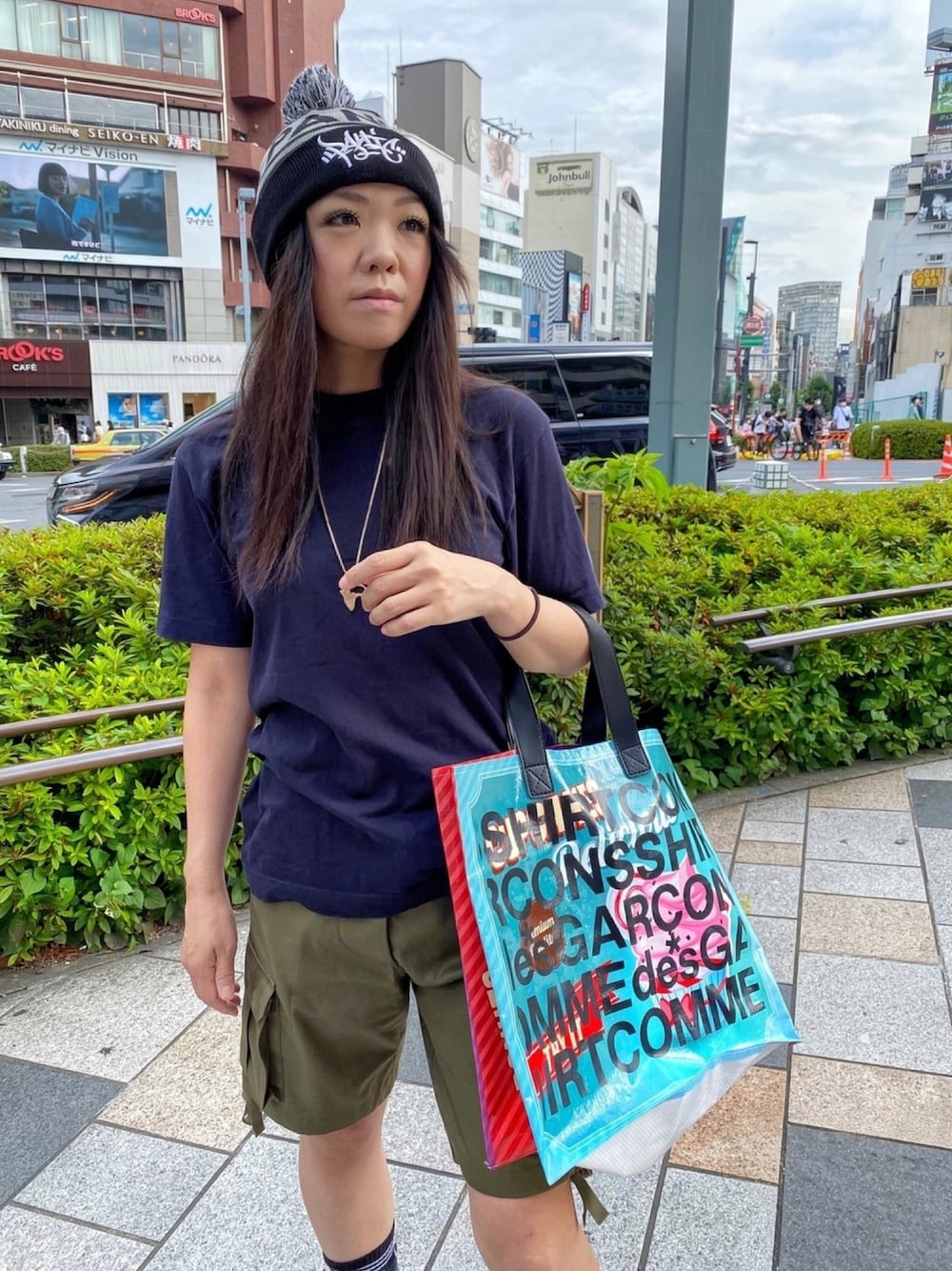 「Tシャツ、エコバッグ、原宿、ニット帽、パーカーTシャツ、street、streetstyle、HIPHOP」｜「panic39のアイテム（ニットキャップ/ビーニー、その他）」を使った、WODDYFUNKさん（レディース・155cm）の夏コーディネートの1枚目の写真