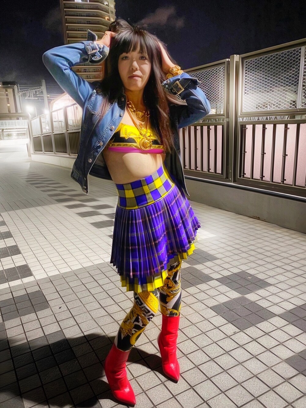 「versace、ベルサーチ、ベルサーチェ」｜「VERSACEのアイテム（ブレスレット、ゴールド系）」を使った、WODDYFUNKさん（レディース・155cm）の夏コーディネートの1枚目の写真