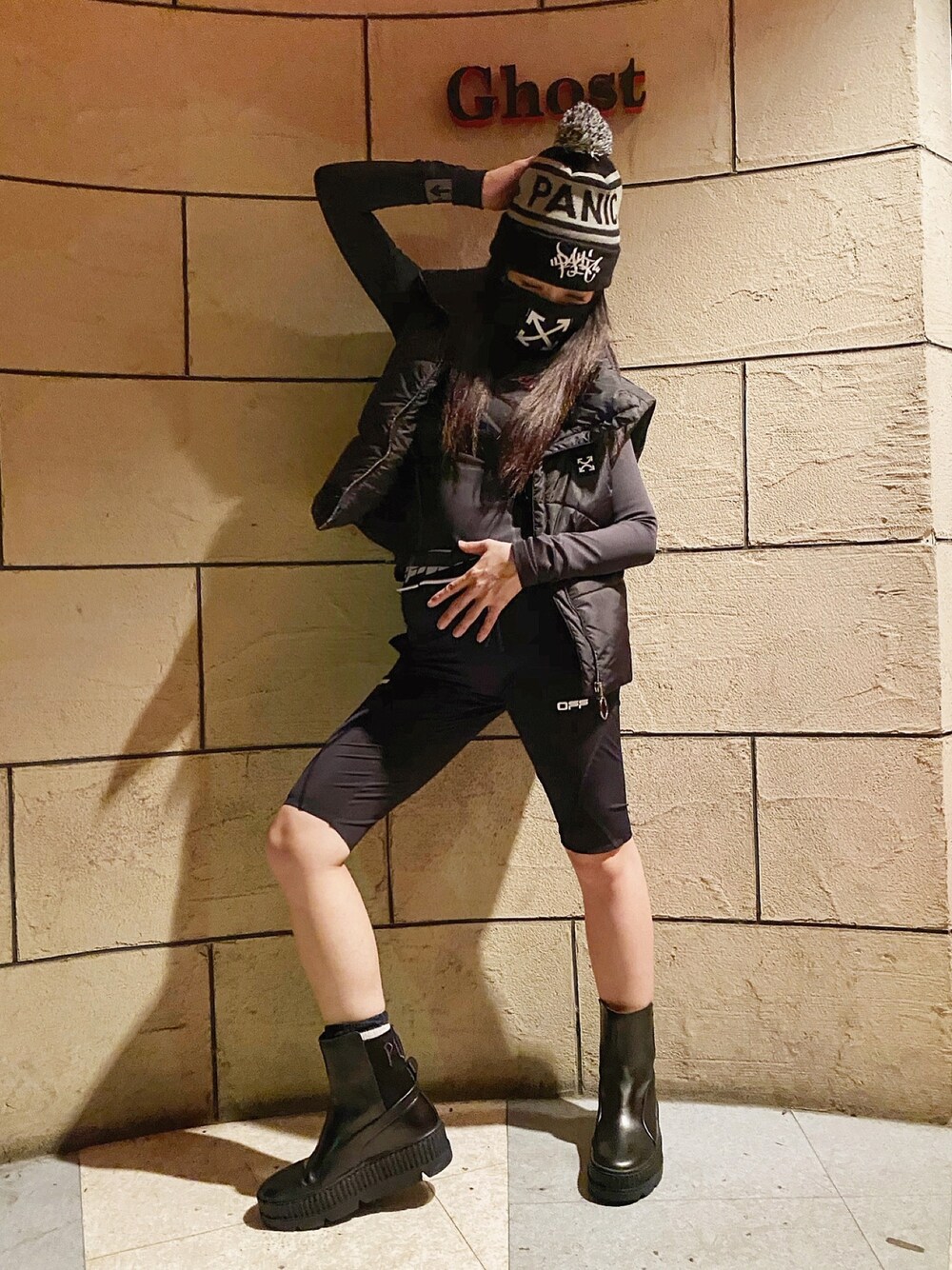 「ベスト、off white、OFF-WHITE、Virgilabloh、street、streetstyle、SPORTS MIX、HIPHOP」｜「panic39のアイテム（ニットキャップ/ビーニー、ブラック系）」を使った、WODDYFUNKさん（レディース・155cm）の夏コーディネートの1枚目の写真