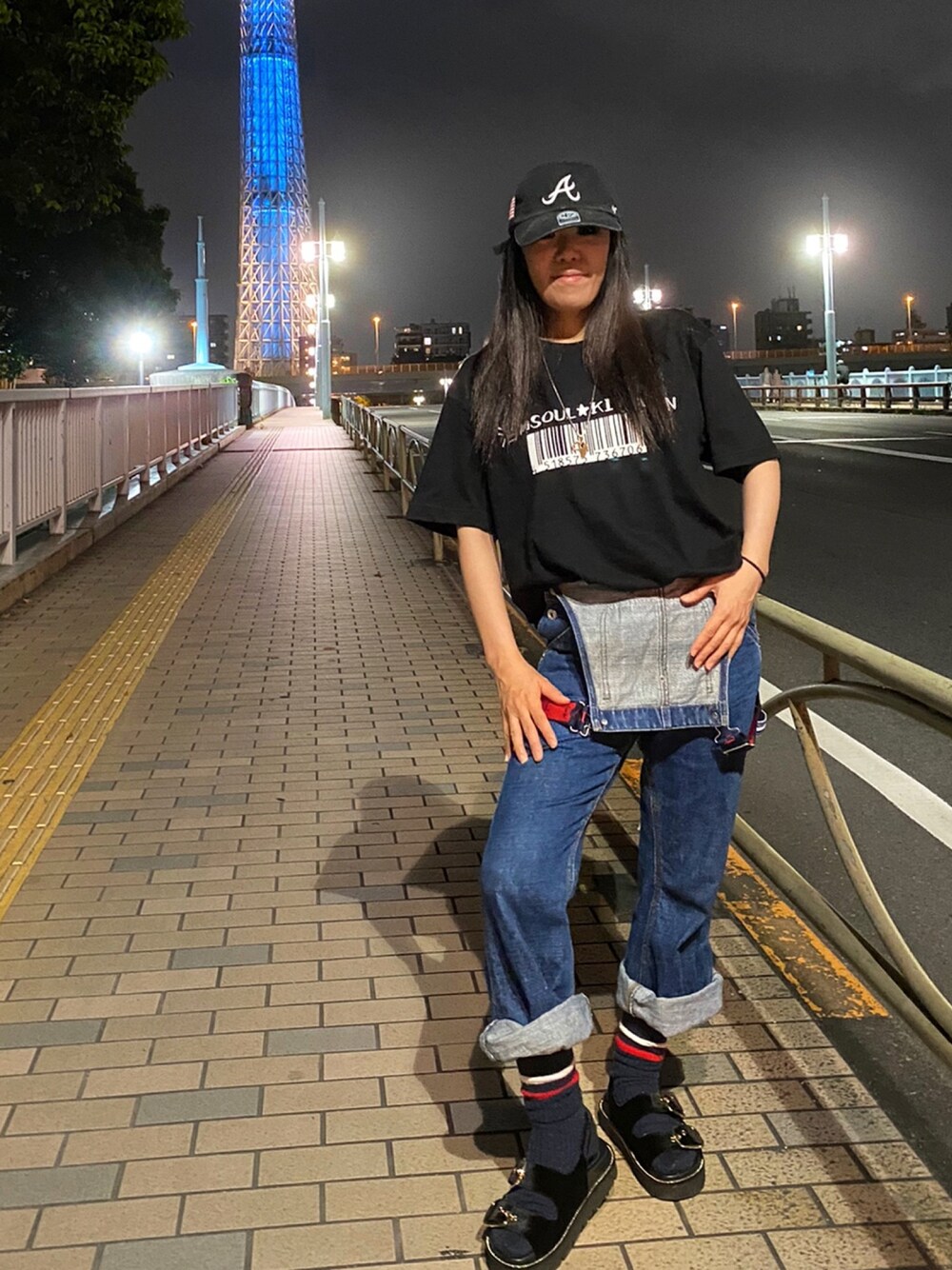 「サンダル、オーバーサイズ、デニム、泪橋」｜「MLBのアイテム（キャップ、ブラック系）」を使った、WODDYFUNKさん（レディース・155cm）の夏コーディネートの1枚目の写真
