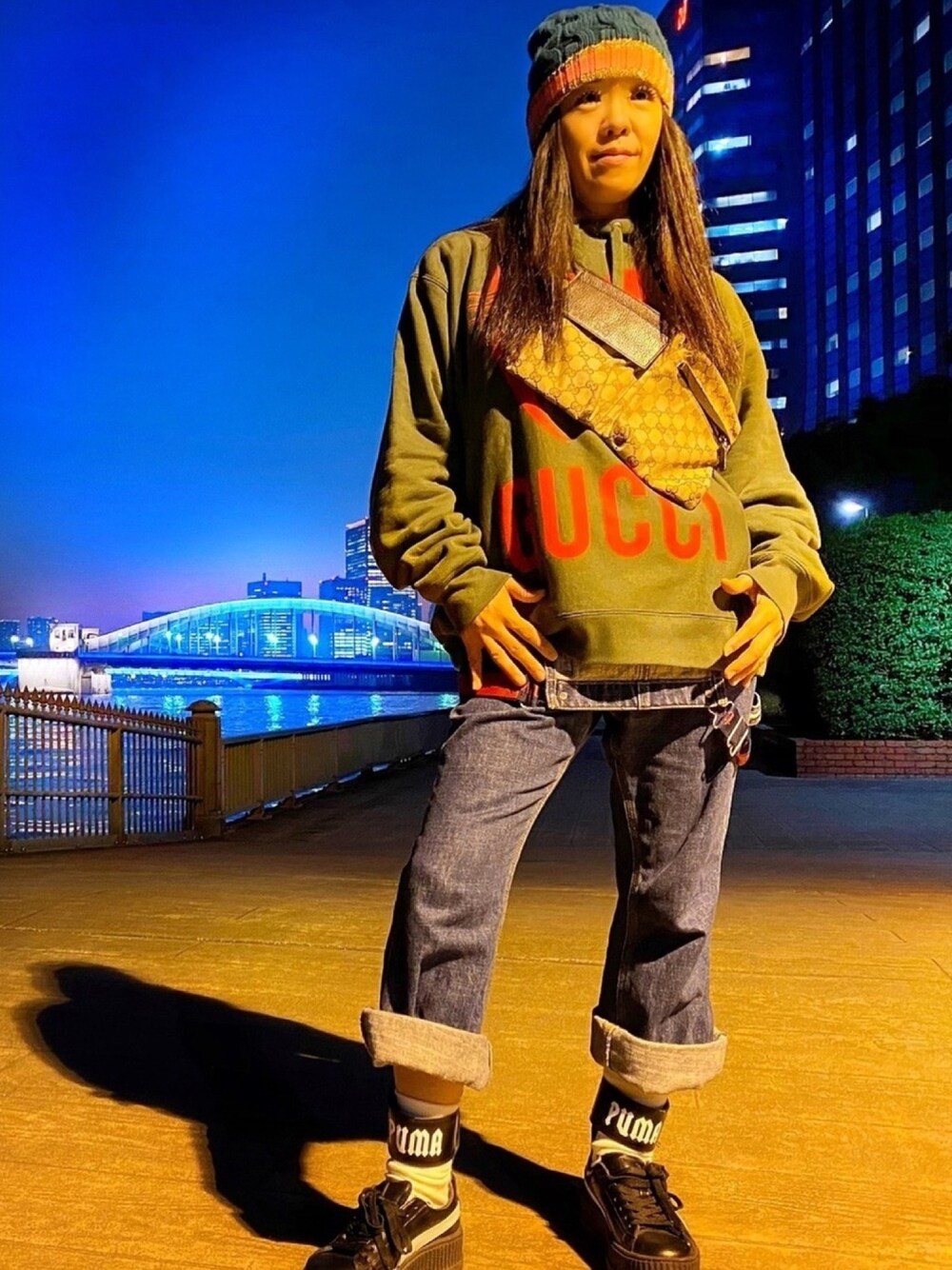 「パンツスタイル、スニーカーコーデ、フーディー、パーカー、 GUCCI、グッチ、ストリート、HIPHOP、GUCCI MANIFEST」｜「GUCCIのアイテム（ボディバッグ/ウエストポーチ、ベージュ系）」を使った、WODDYFUNKさん（レディース・155cm）の秋コーディネートの1枚目の写真