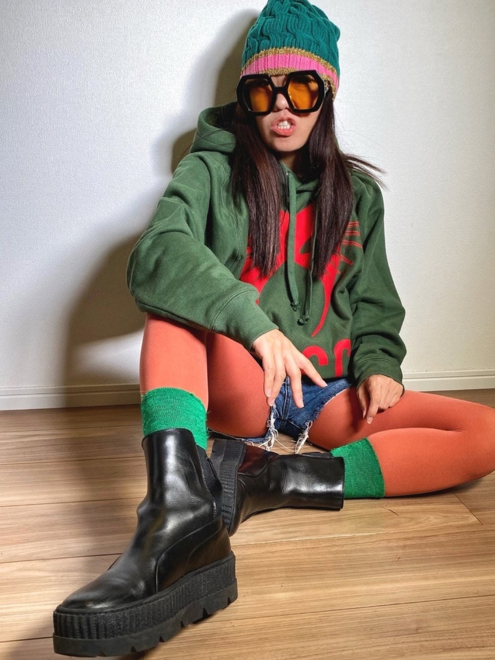 「ブーツ、ショートブーツ、ホットパンツ、デニム、フーディー、hoodie、street、streetstyle、HIPHOP、manifesto」｜「GUCCIのGucci Oversized Printed Loopback Cotton-Jersey Hoodie（スウェット、グリーン系）」を使った、WODDYFUNKさん（レディース・155cm）の秋コーディネートの1枚目の写真