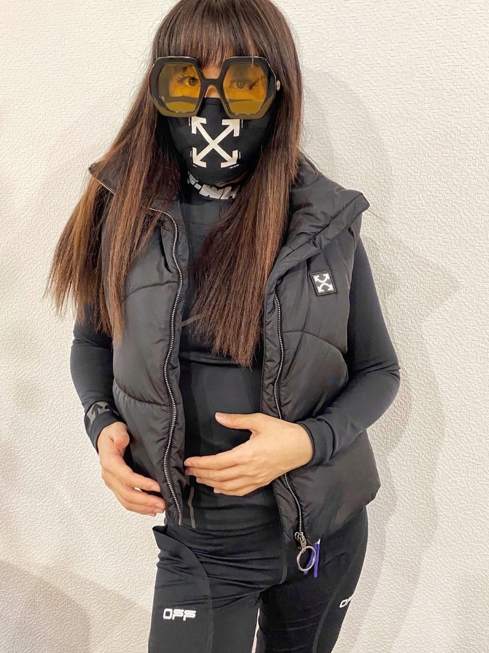 「オーバーサイズ、タートルネック、off white、マスク、MASK、street、streetstyle、HIPHOP」｜「GUCCIのアイテム（サングラス、ブラック系）」を使った、WODDYFUNKさん（レディース・155cm）の秋コーディネートの1枚目の写真