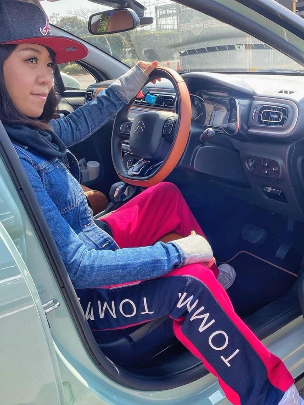 「スニーカーコーデ、デニム、シトロエン C3、CITROEN、citroen c3、street、streetstyle、ドライブ、車もファッション、スウェットパンツ」｜「TOMMY HILFIGERのアイテム（パンツ、レッド系）」を使った、WODDYFUNKさん（レディース・155cm）の春コーディネートの1枚目の写真