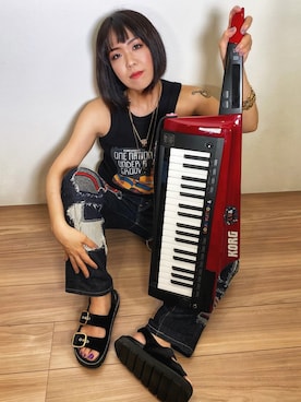 「VERSACE（ヴェルサーチ）のアイテム（アクセサリー）」を使った、WODDYFUNKさん（レディース・155cm）の春コーディネート